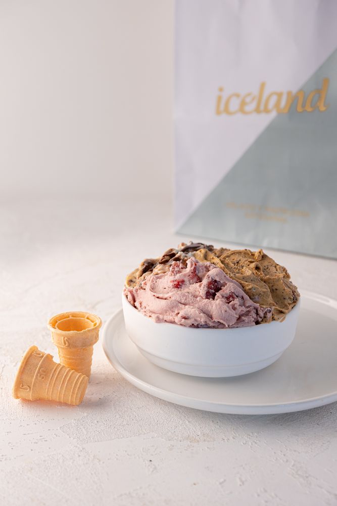Helado artesanal Iceland de frutilla y chocolate con bolsa de marca