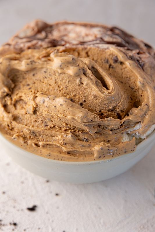 Helado artesanal con conos de waffle