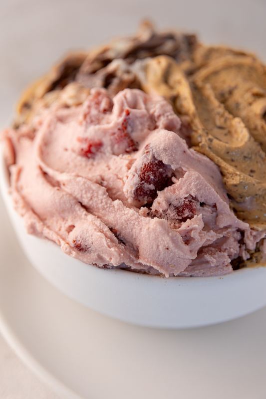 Detalle helado frutilla y chocolate