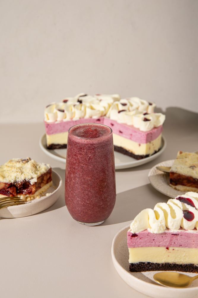 Pastelería artesanal y smoothie de frutos rojos