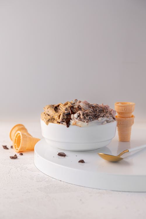 Antojos del maestro heladero — chocolate con cuchara dorada
