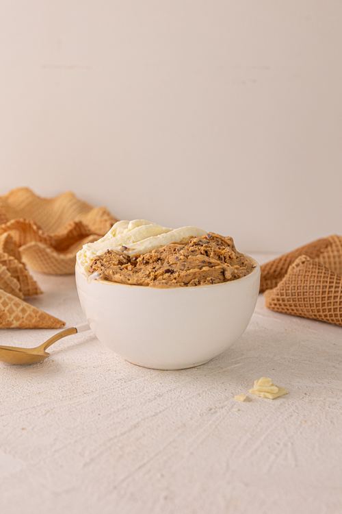 Helado artesanal con conos de waffle
