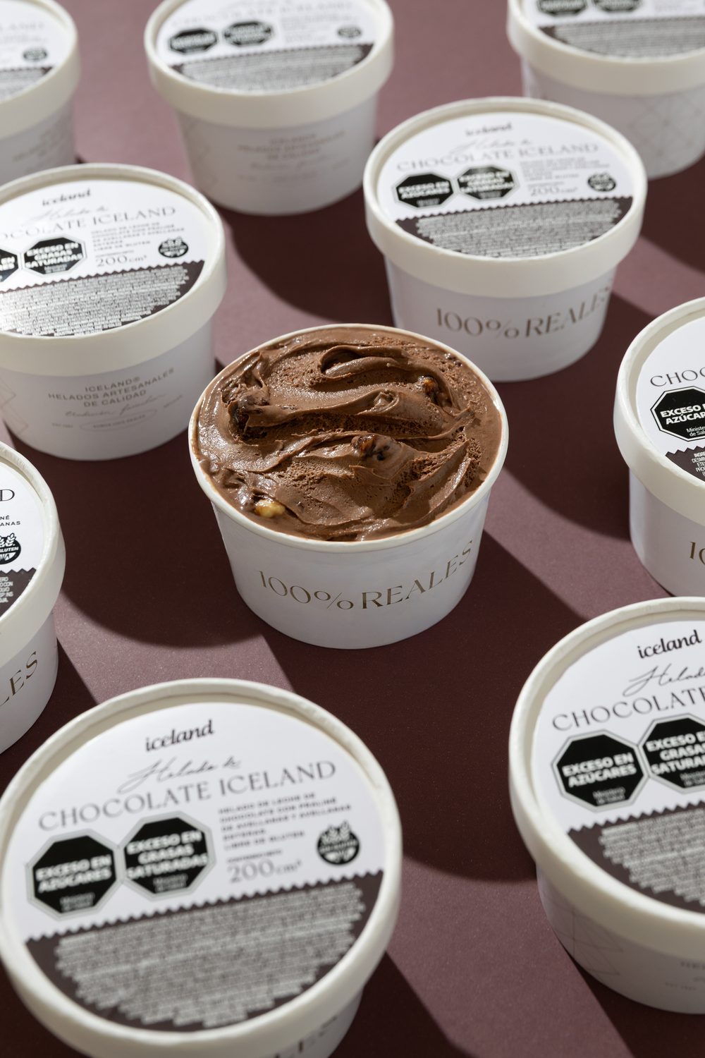 Pote abierto de helado Chocolate Iceland sin gluten, rodeado de potes cerrados