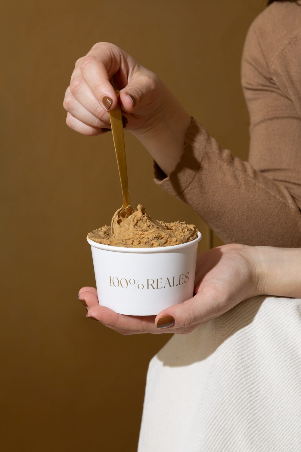 Pote de helado Iceland servido, con cuchara dorada
